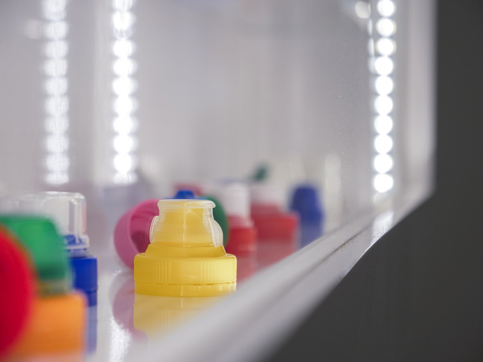 Articoli plastici colorati assemblati Magnani